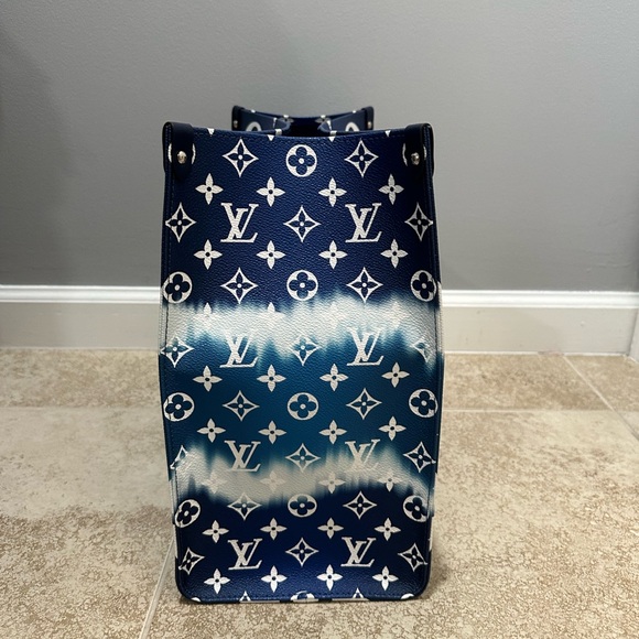 Louis Vuitton OntheGo Tote. Size GM. Purchased Aug 2020. Excellent condition. - Picture 6 of 6